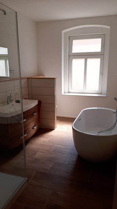 Tageslichtbad mit freistehender Badewanne