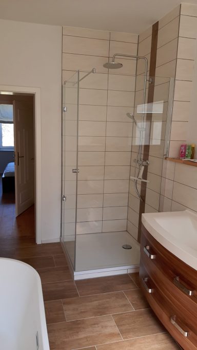 Tageslichtbad mit ebenerdiger Dusche