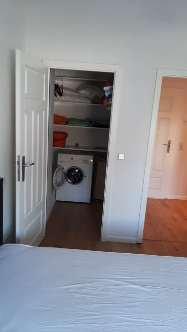 Begehbarer Kleiderschrank (Zimmer 1)